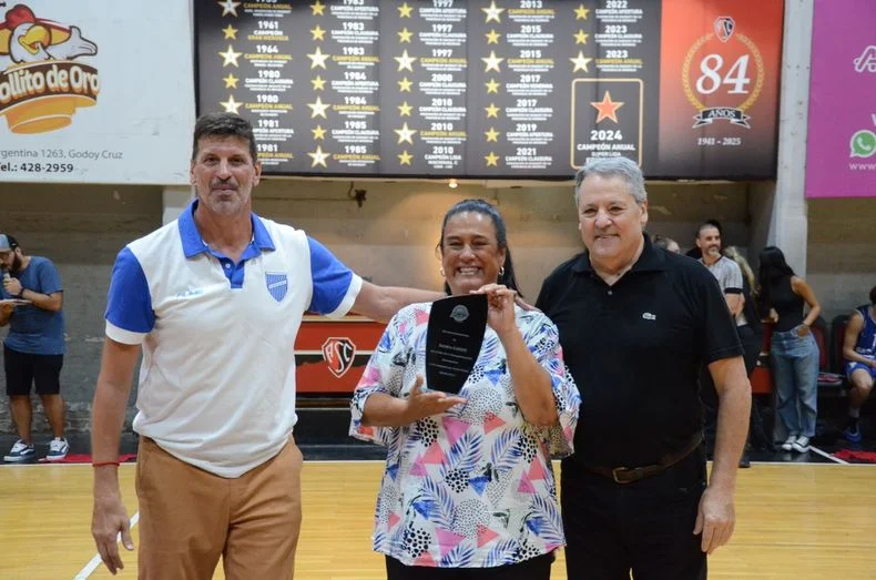 El reconocimiento para hist&oacute;ricos jugadores de b&aacute;squet