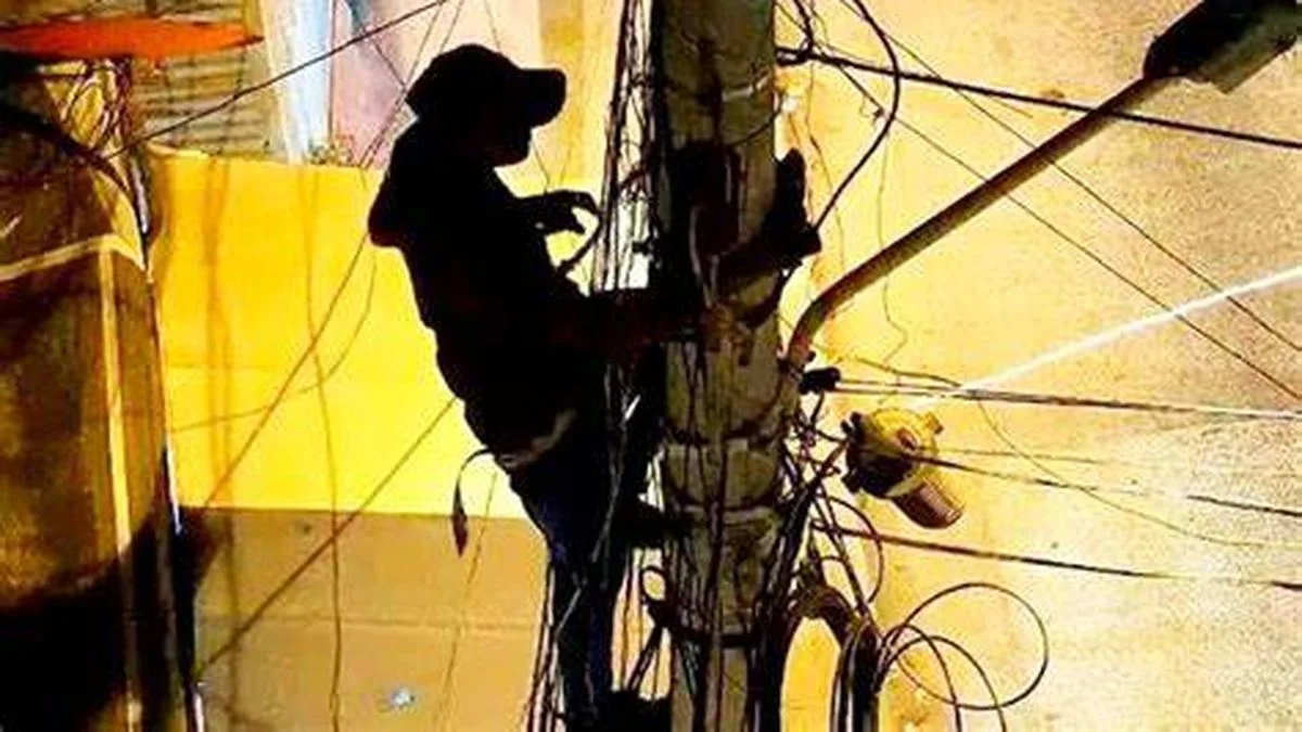 Malargüe: gracias a un chispazo que escuchó una vecina, cayeron dos hombres por el robo de cables