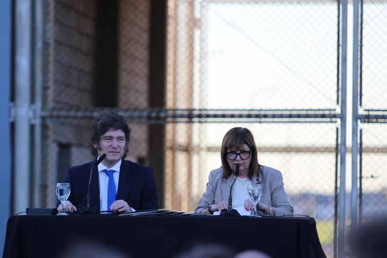 El presidente Javier Milei junto a la ministra de Seguridad Nacional, Patricia Bullrich que ser&aacute; la espada del Gobierno en el Senado.&nbsp;