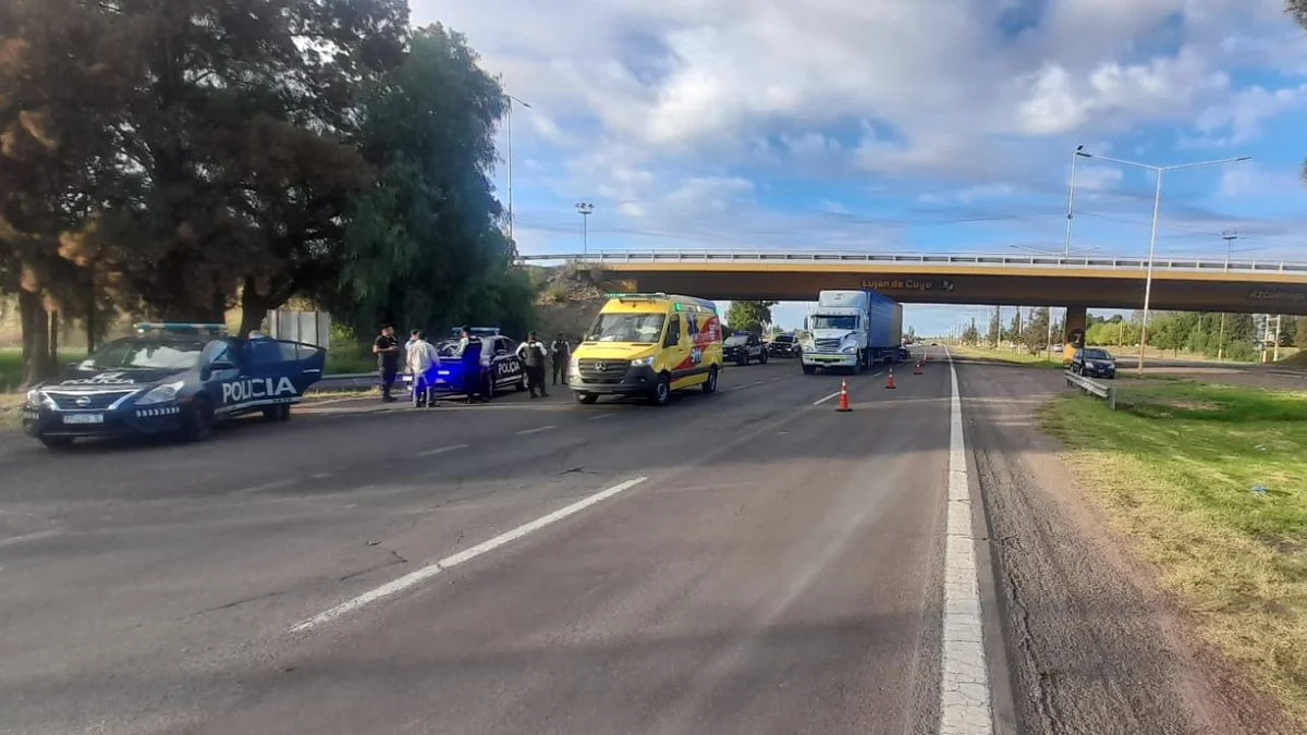 Una mujer fue atropellada por un camión en el Acceso Sur y sufrió graves heridas