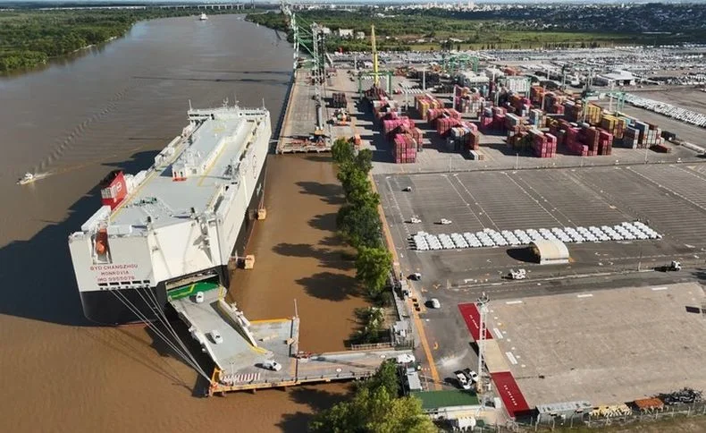El enorme barco que lleg&oacute; desde China con los autos de la automotriz BYD (Build Your Dreams).