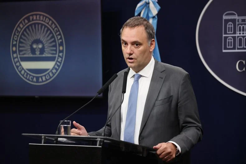 El vocero presidencial, Manuel Adorni, anunci&oacute; cambios en los plazos para hacer la RTO.&nbsp;