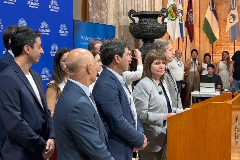 Diego Santilli y Patricia Bullrich anunciaron algunos cambios en la reforma laboral, como el capítulo de Ganancias. 