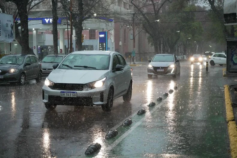 Mendoza continúa bajo alerta por tormentas.