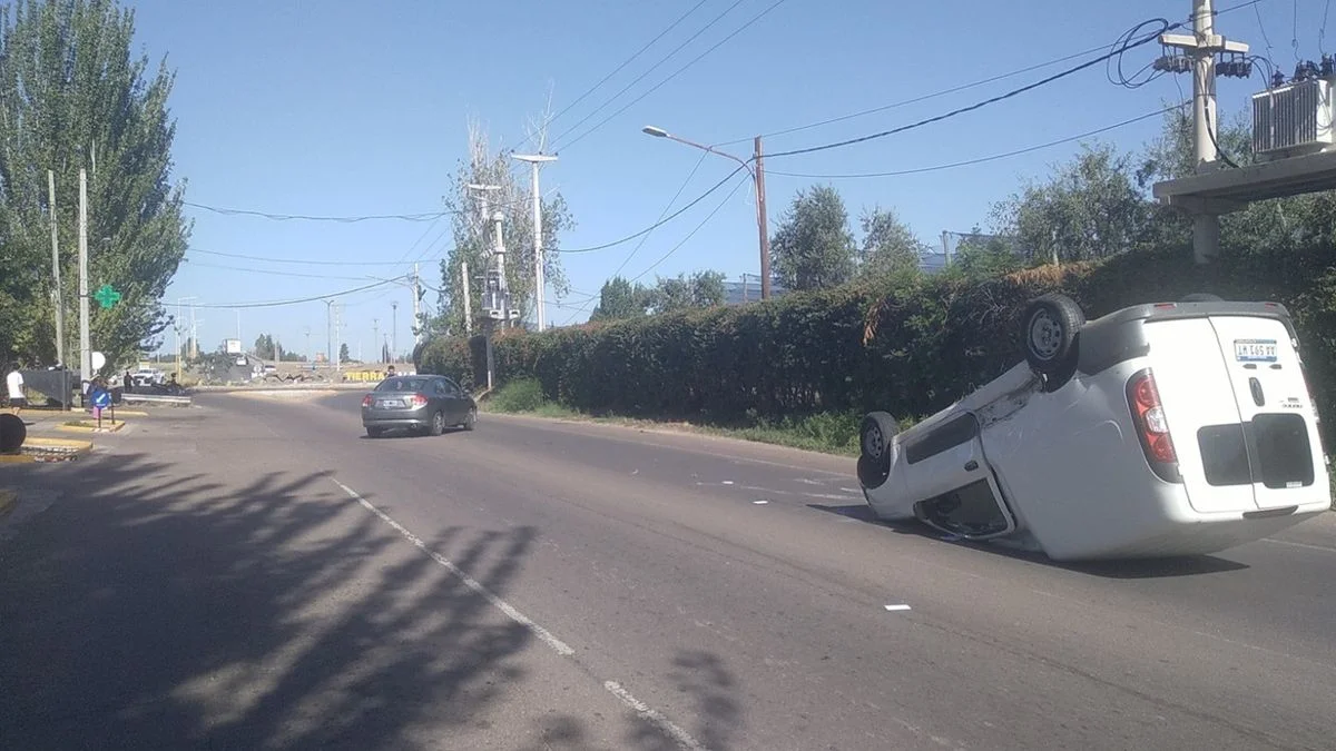Violento choque en Luján de Cuyo: un furgón volcó y dos personas fueron hospitalizadas
