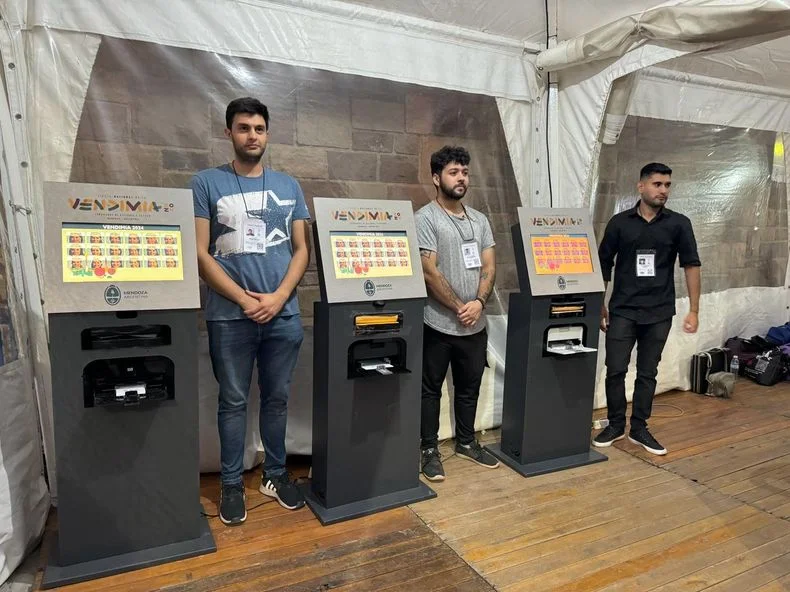 Tótems donde votaron las 64 personalidades destacadas.