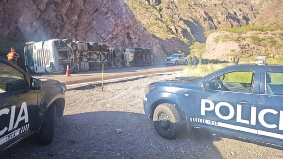 Ruta 7: un camión volcó en alta montaña y piden precaución al circular