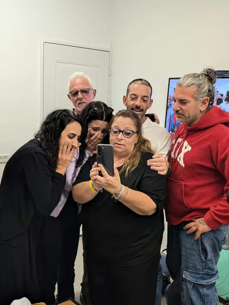 La familia Cunio, Silvia, Luis, Lucas, Eitan, Sharon y Arbel, conversa con David y Ariel. 
