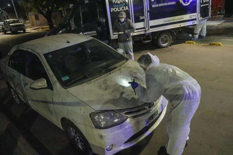 Científica trabajó sobre el auto de la víctima.