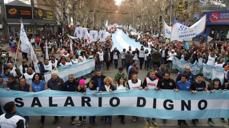 Histórica marcha del SUTE y otros gremios estatales en Mendoza en 2022. 