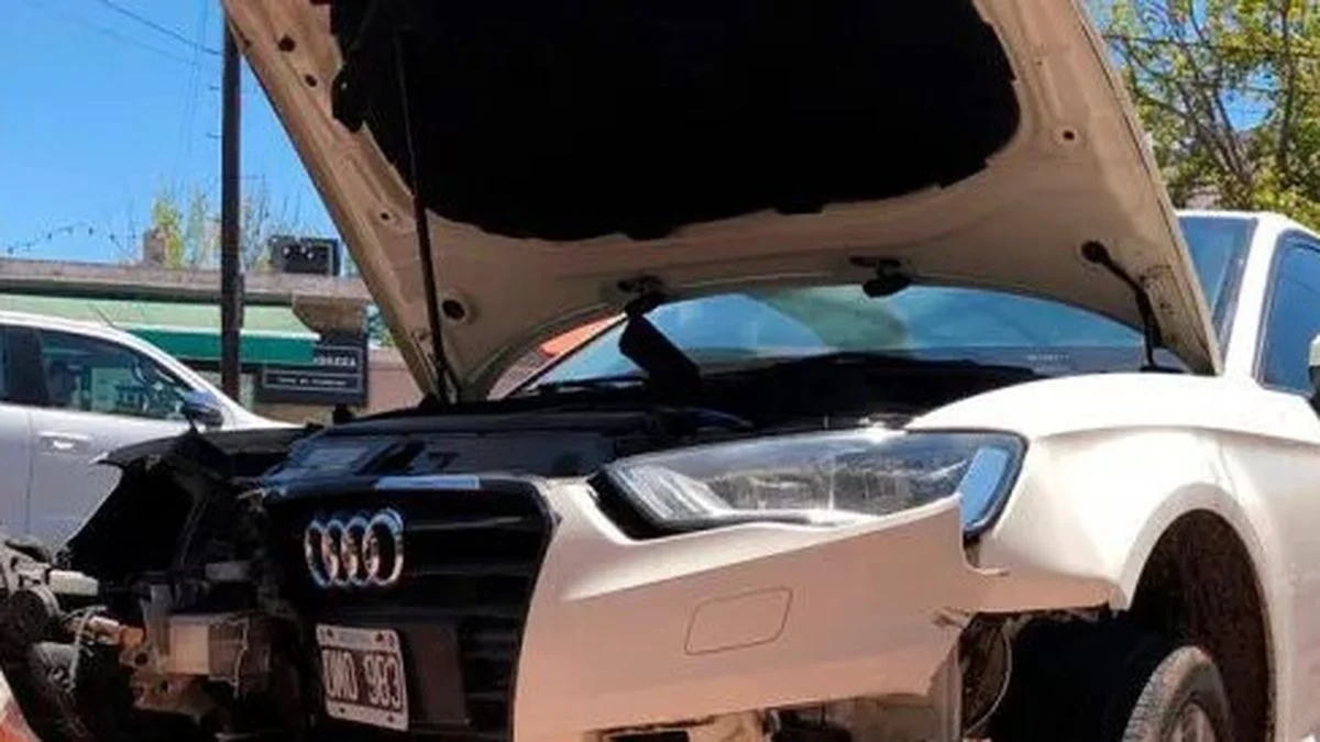Otro accidente en la ciudad de San Rafael: un lujoso auto terminó con la trompa destrozada