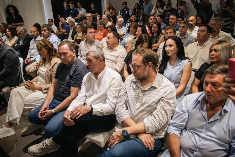 Martín Aveiro, Adolfo Bermejo, Lucas Ilardo y Omar Parisi en primera fila. 