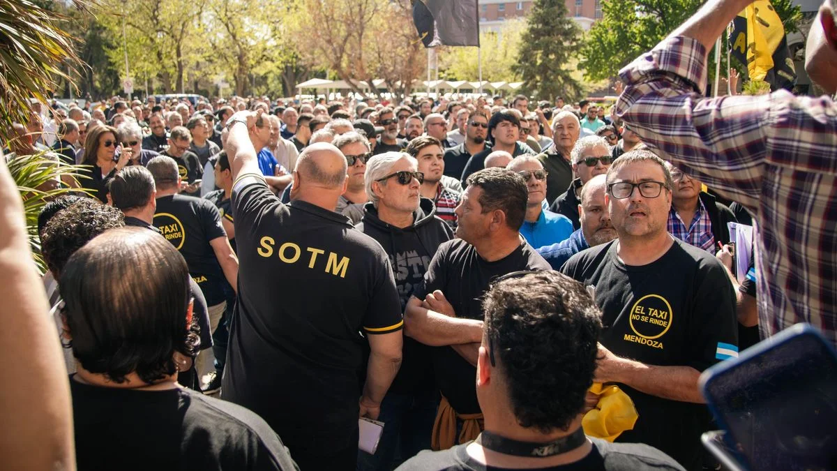Taxistas y choferes de apps marcharán juntos a la Legislatura y Casa de Gobierno