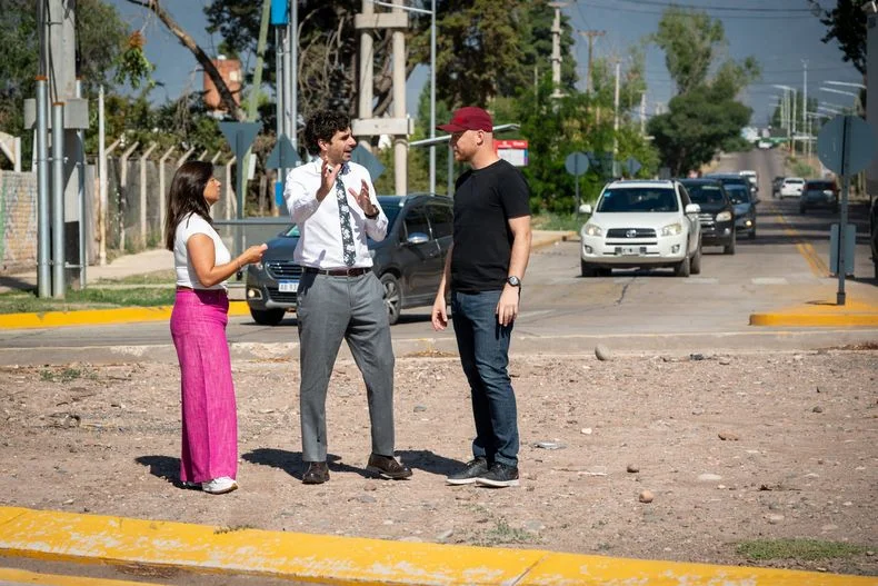 Marité Baduí, Natalio Mema y Esteban Allasino en recorrida por Luján de Cuyo. 