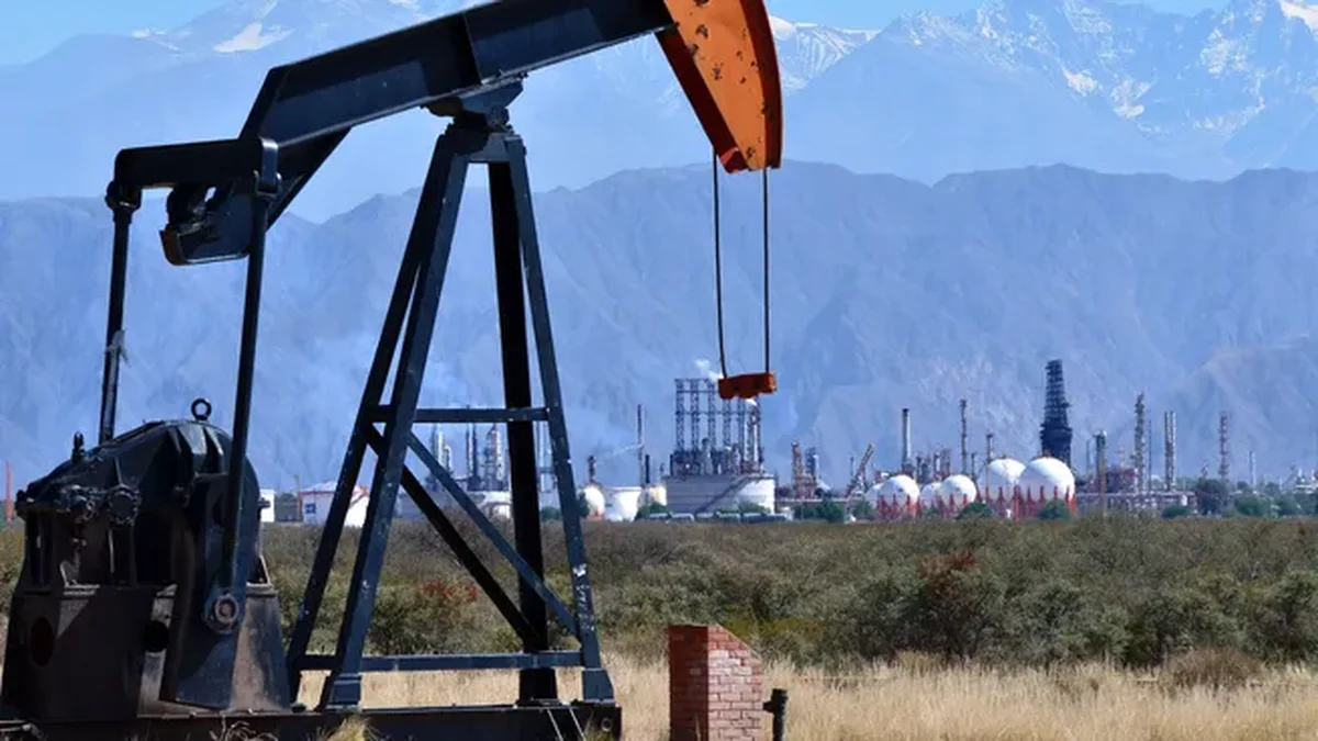 Beneficios para petroleras: Milei bajó las retenciones a la exportación de crudo según el precio internacional