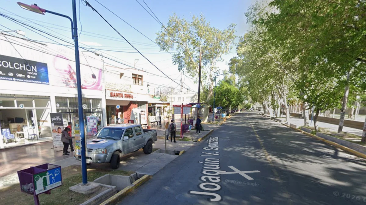 Gran Mendoza: a mano armada asaltan a una pareja mientras caminaba y a una joven en una parada de colectivos
