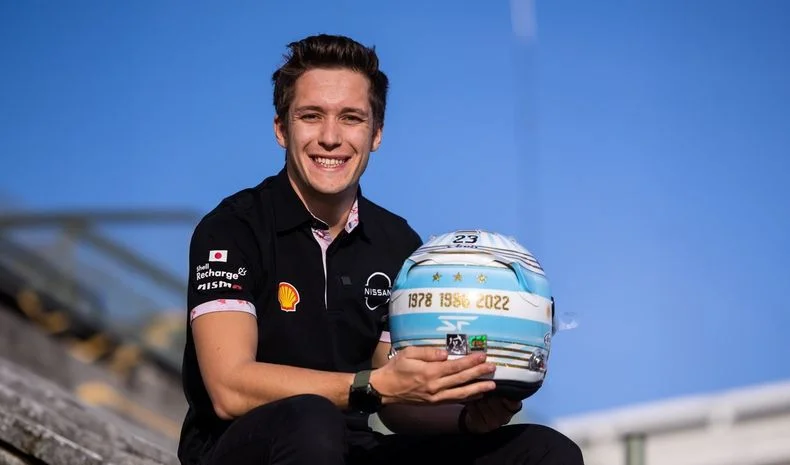 Sacha Fenestraz, el piloto argentino que comparte vacaciones con Lando Norris.