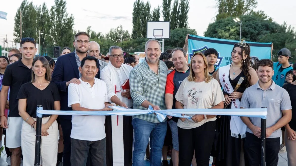 En campaña, Matías Stevanato inauguró un playón deportivo en Maipú