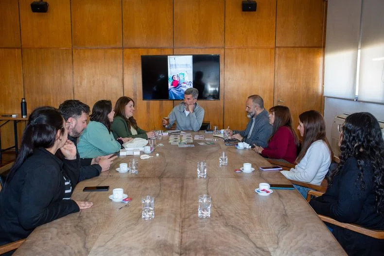 Ulpiano Suarez, su equipo y las fundadoras de Universo Inclus en la reunión que tuvieron en el municipio. 