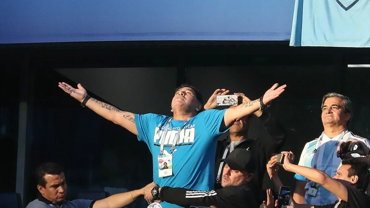 Una camiseta inédita que Maradona usó en Barcelona será subastada: tiene desgarros de una histórica final