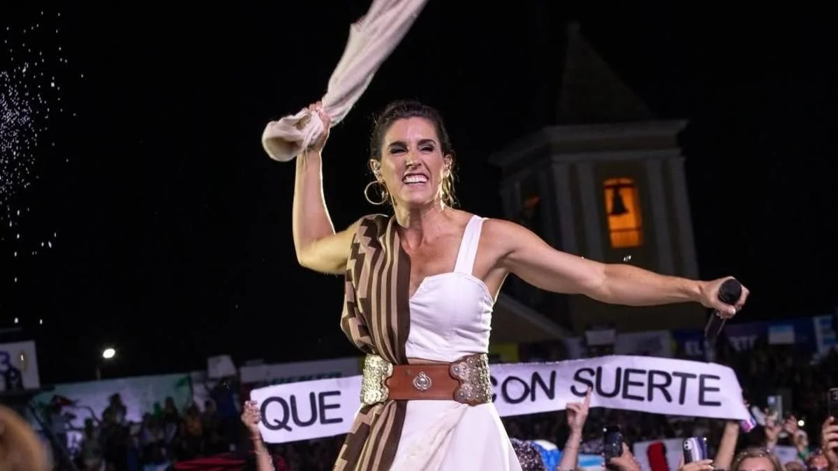 Soledad Pastorutti le enseñó a Nicolás Occhiato cómo revolear un poncho