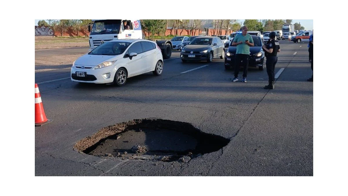 Acceso Sur: corte total en Luján de Cuyo por un gran socavón en la calzada