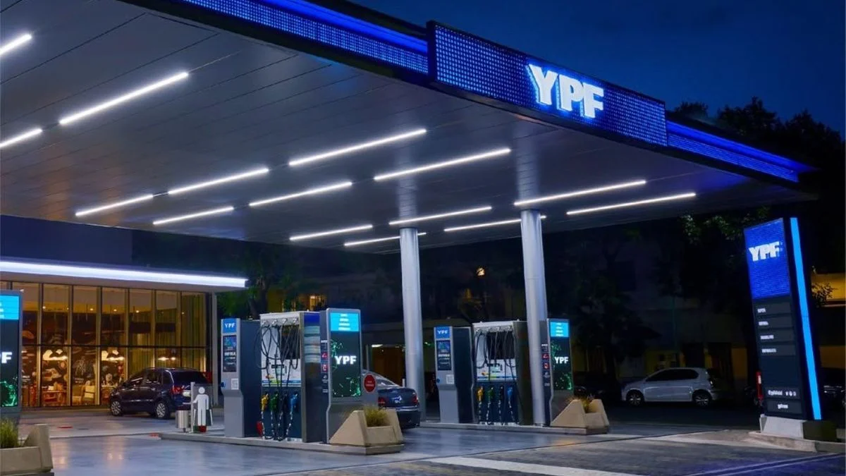 El aumento diario de YPF: el litro de nafta superó los $2000