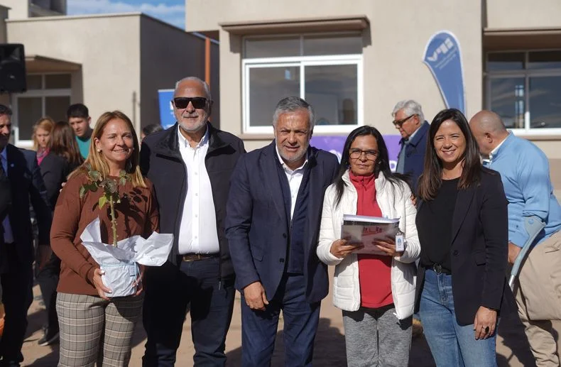 El intendente de San Carlos, Alejandro Morillas junto al gobernador Alfredo Cornejo y la subsecretaria de Infraestructura y Desarrollo Territorial, Marit&eacute; Badui.