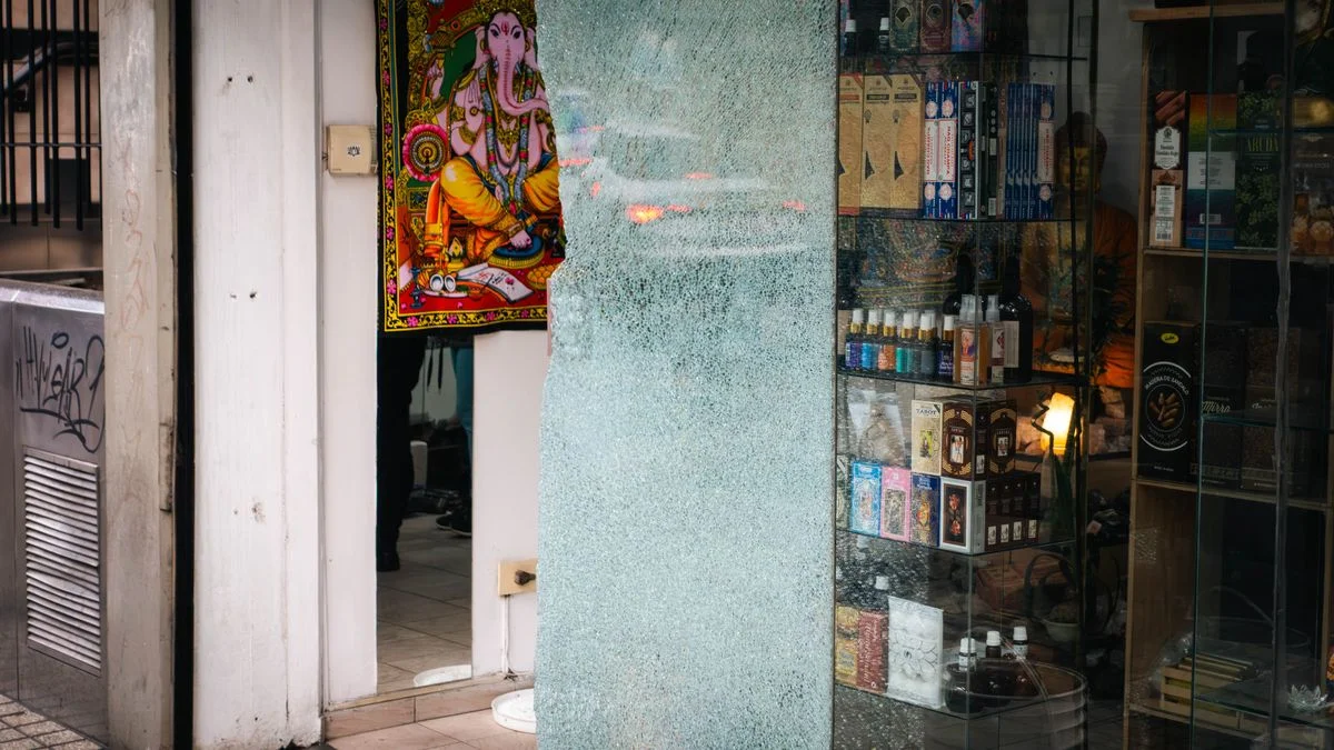 Entradera de madrugada: reventaron la vidriera y la puerta de un comercio en pleno centro de Mendoza