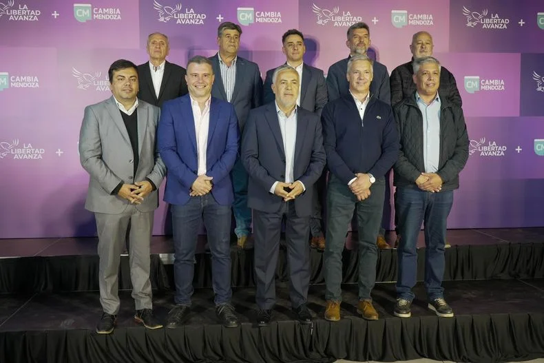 El gobernador Alfredo Cornejo y los intendentes radicales.&nbsp;