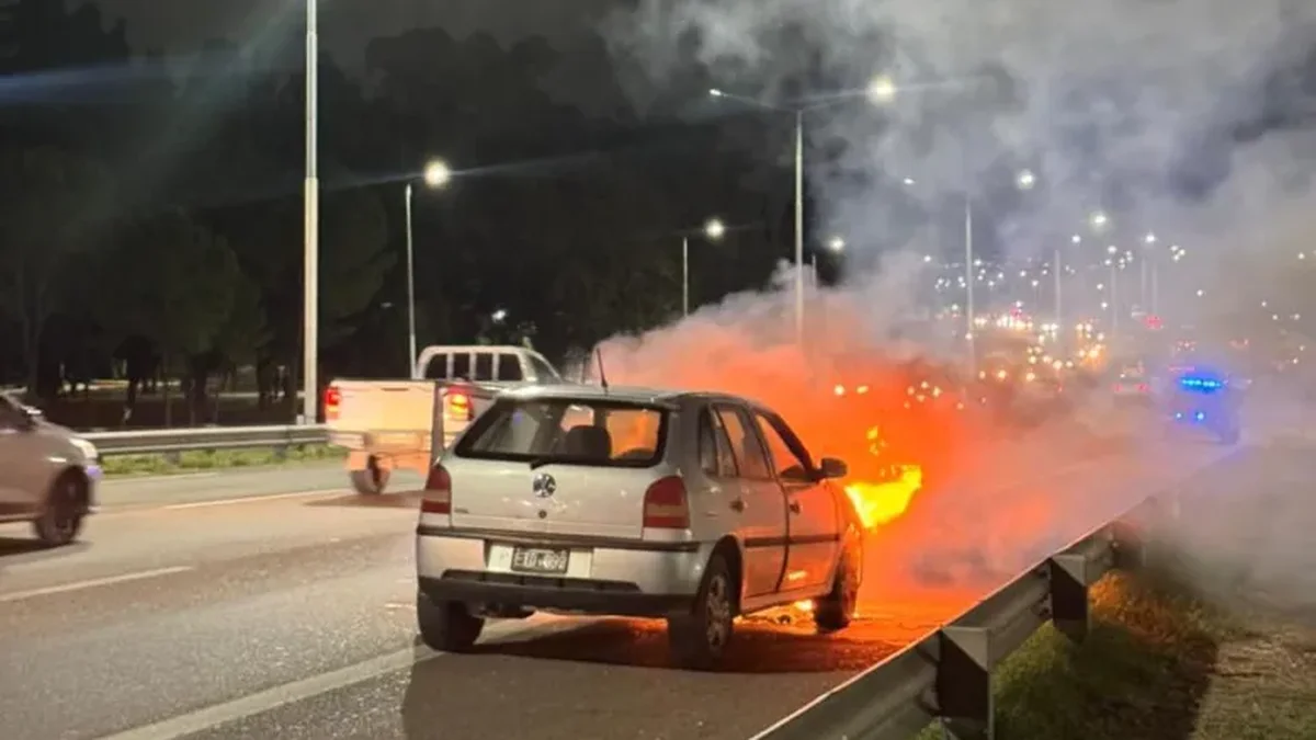 Escena de película en Guaymallén: un auto ardió en el Acceso Este y fue clave la reacción de la conductora