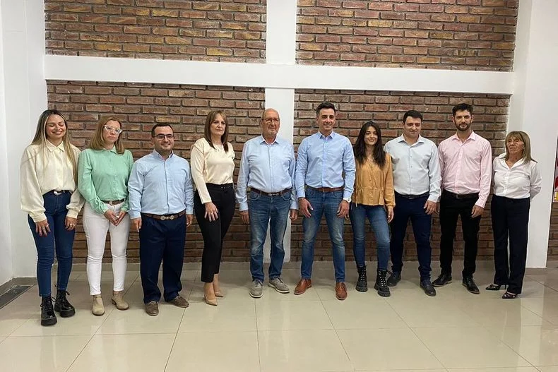 Marcelino Iglesias junto a Marcos Calvente y la lista de concejales que compiti&oacute; en las &uacute;ltimas elecciones.