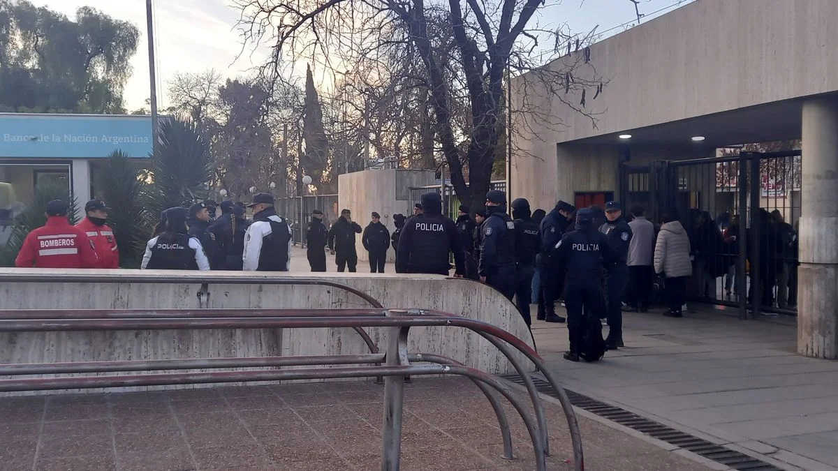 El Gobierno mandó un pelotón policial a la protesta de trabajadores del Hospital Central por salarios