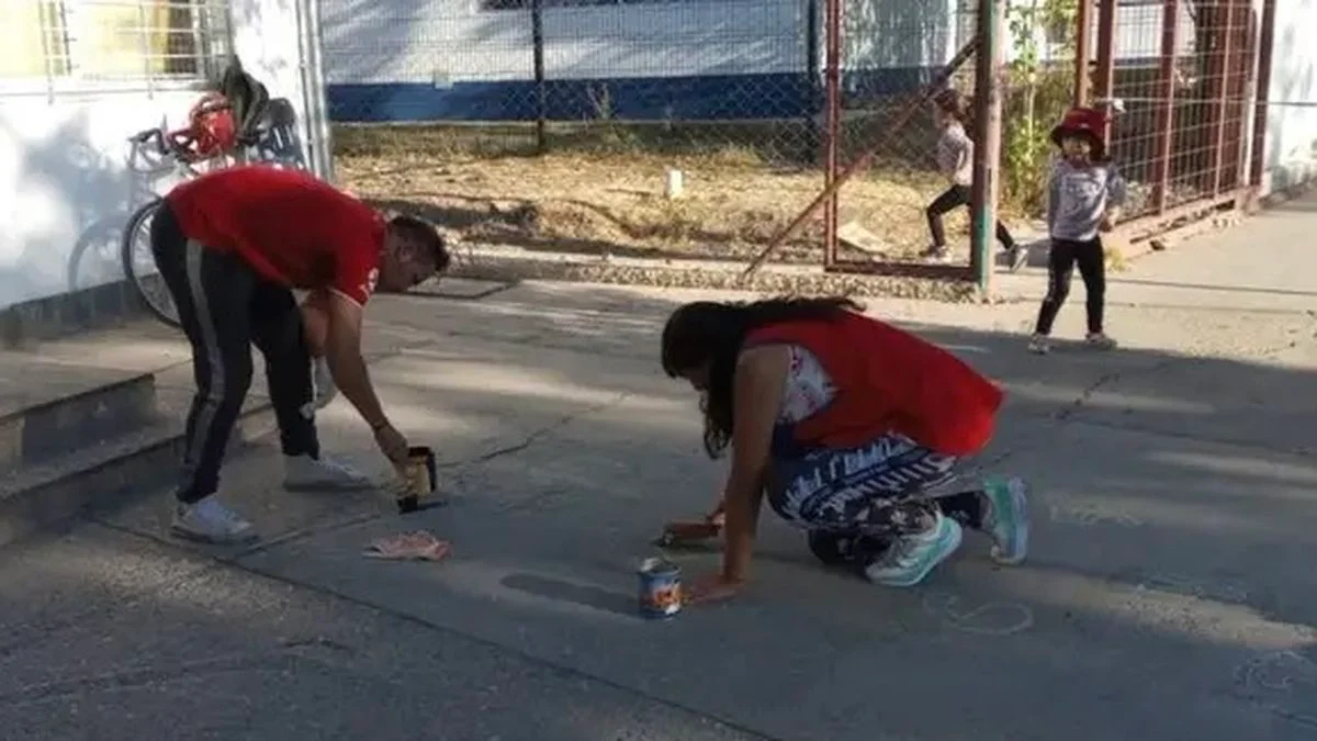Malargüe: maestras y padres de un jardín realizaron una pintada didáctica en la vereda