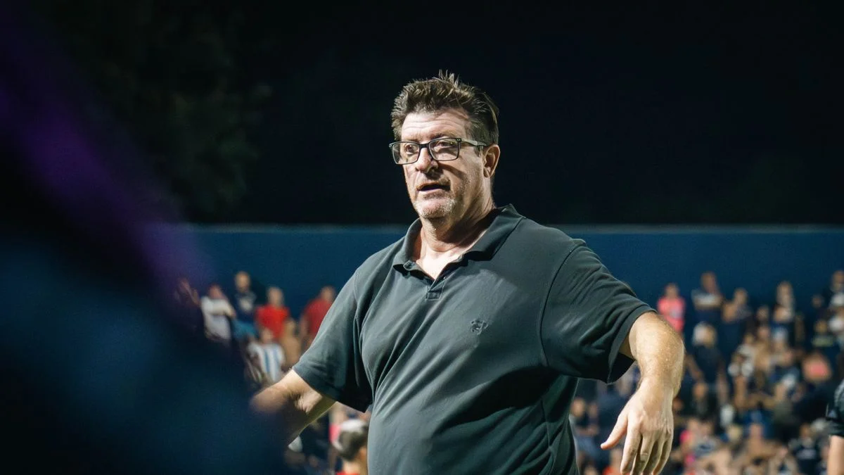 La furia de Alfredo Berti tras ser expulsado y una fuerte queja de Centurión por el arbitraje en La Paternal