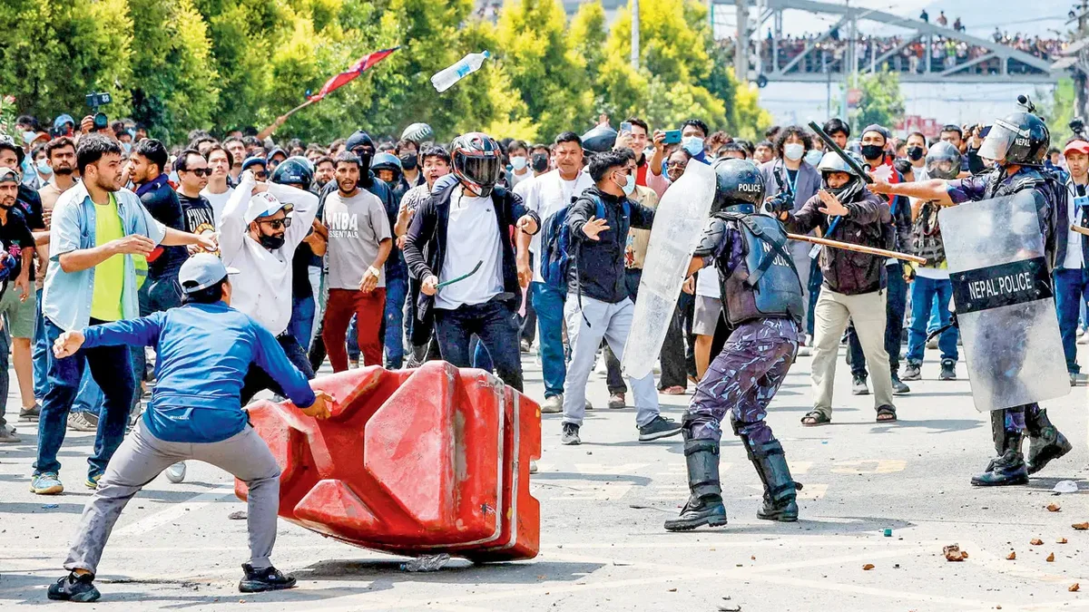 Renunció el premier de Nepal y el país está sumido en el caos