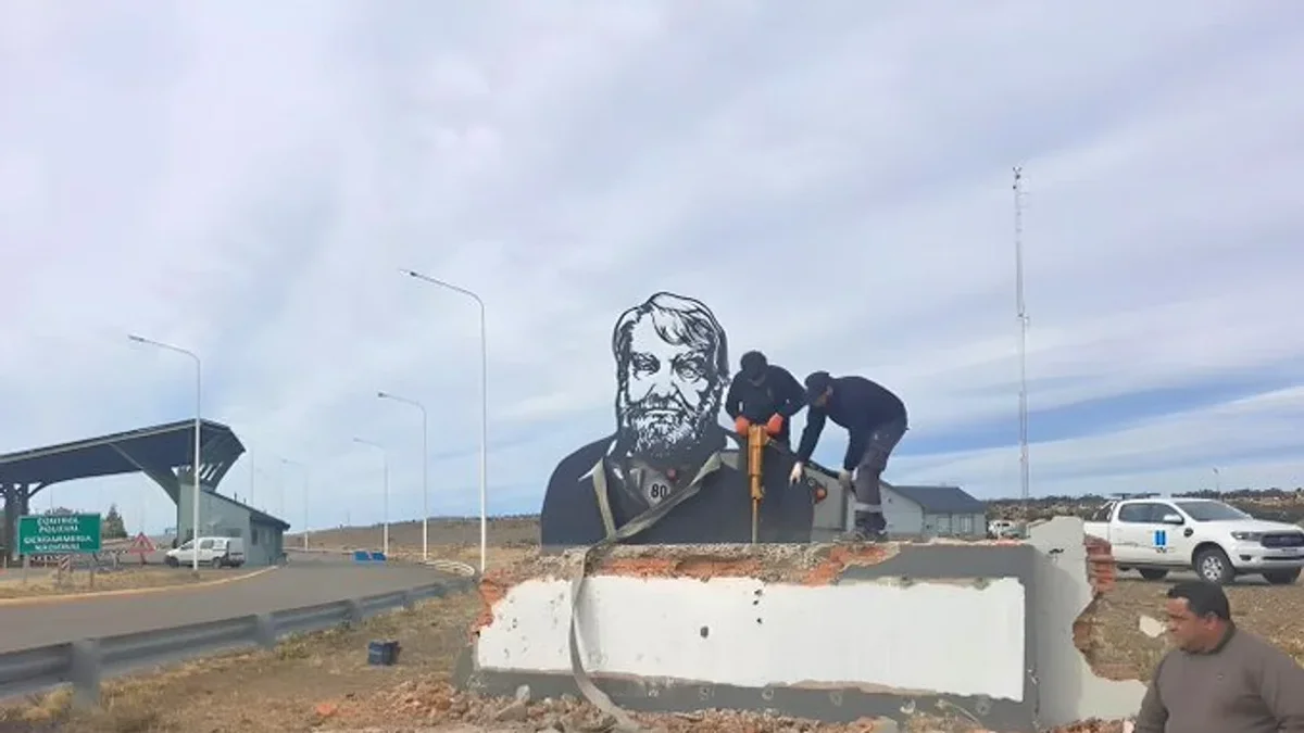 La destrucción del monumento a Osvaldo Bayer: "Es de mucha pobreza intelectual"