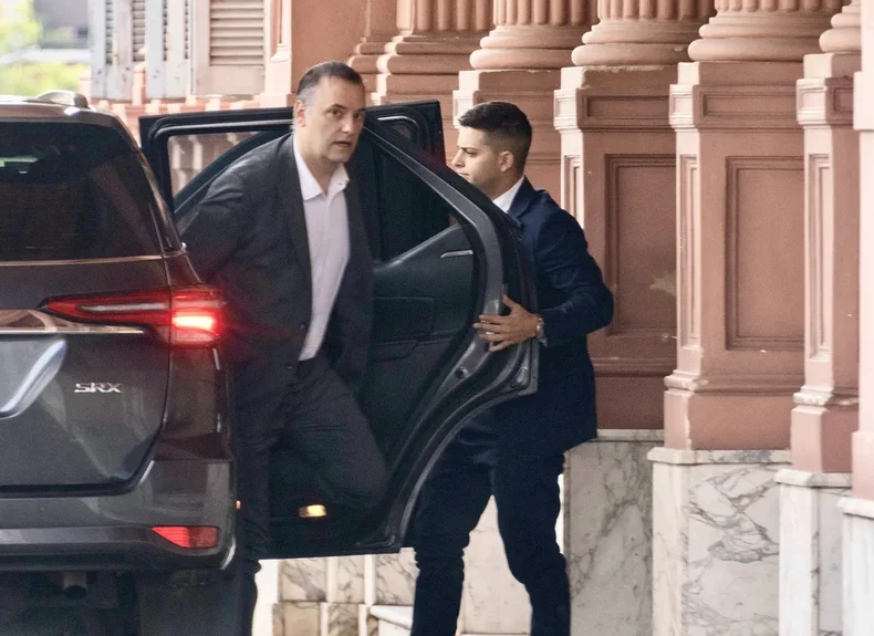 Manuel Adorni será uno de los funcionarios que analizará el pedido de emergencia por los incendios en la Patagonia. 
