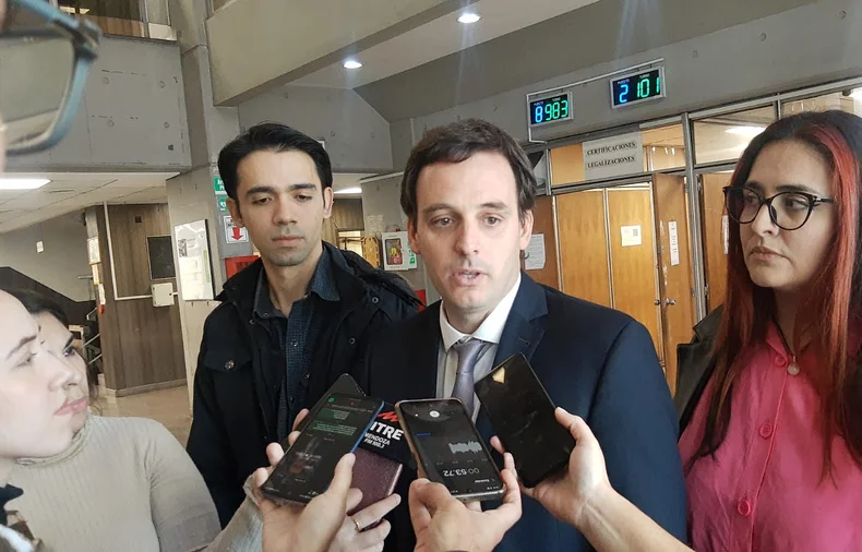 El diputado Franco Ambrosini da detalles del pedido de jury al juez Sebasti&aacute;n Sarmiento, acompa&ntilde;ado por los hijos de H&eacute;ctor Pelayes.&nbsp;