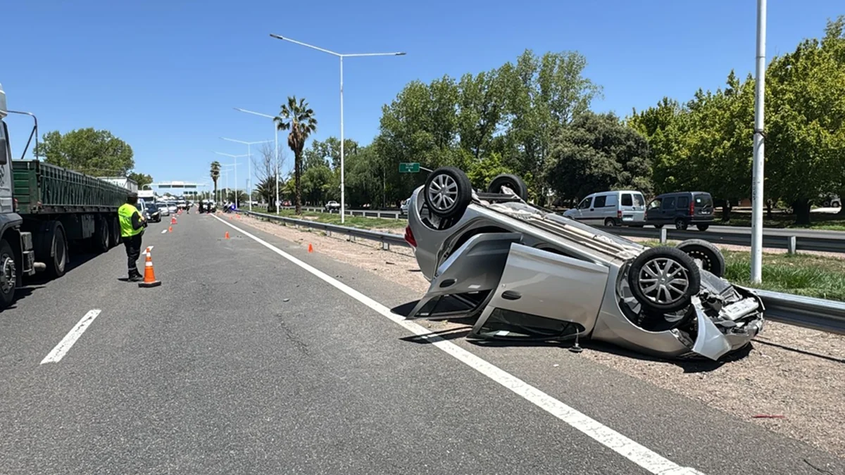 Una mujer resultó herida tras volcar con su camioneta en el Acceso Sur