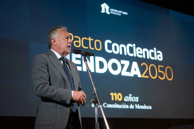 El gobernador Alfredo Cornejo en la Legislatura. 