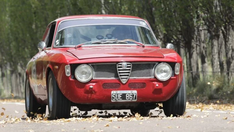 Emiliano Cejas junto a su padre Roberto, a bordo de este Alfa Romeo Giulia 1600 GT del a&ntilde;o 1968.