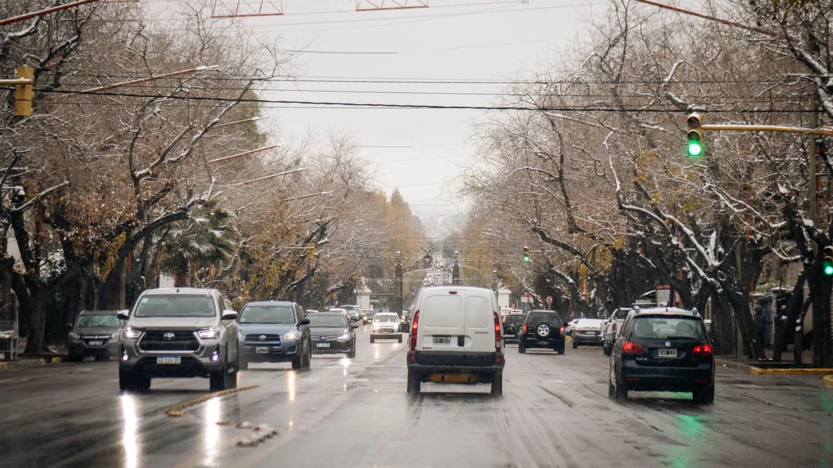 Varios choques en distintos accesos de Mendoza, donde hay hielo en la calzada
