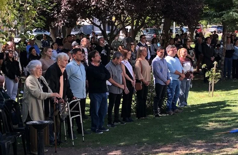 Funcionarios municipales y concejales acompañaron el emotivo acto