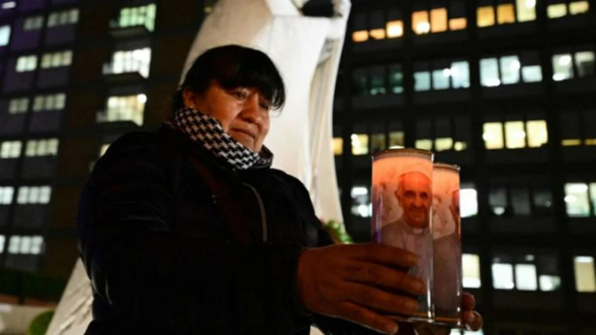 El Papa Francisco pasó la noche estable en el hospital tras sufrir ayer otras dos crisis respiratorias