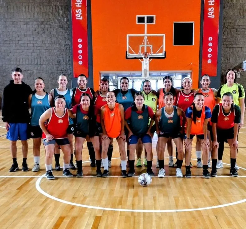 La F-20 va por la gloria en el fútbol de salón femenino.
