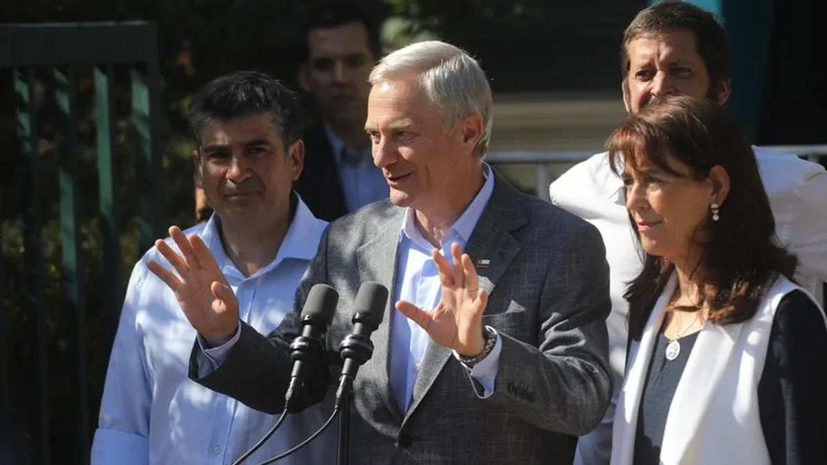 Motosierra y derecha dura: José Antonio Kast visita Argentina tras arrasar en las elecciones en Chile