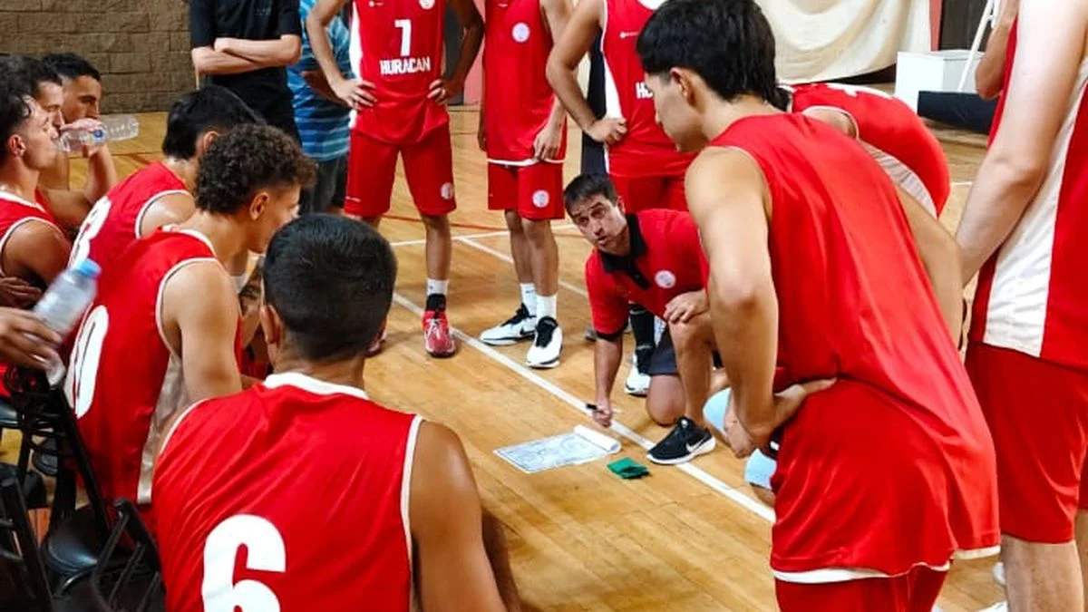 Huracán Las Heras dio vuelta un partido increíble y manda en el Federal de básquet
