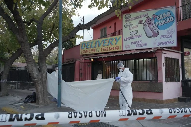 Asesinaron a puñaladas a un comerciante y lo dejaron encerrado en su local de Godoy Cruz