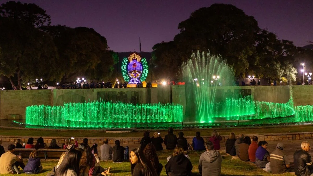 Esta noche, las aguas danzantes de la Plaza Independencia homenajean a Felipe Staiti